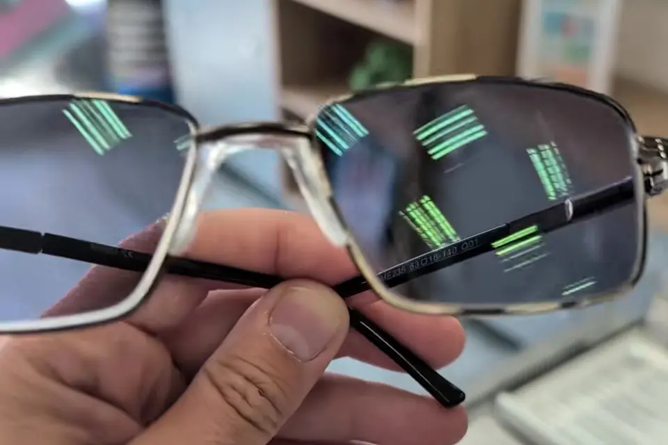 Ochelari cu tratament antireflex premium, cu reflexie reziduală verzuie