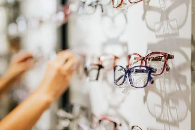 Rame de ochelari expuse într-o optică
