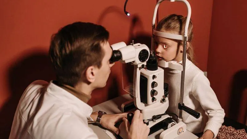 Examinare a vederii la aparat, într-un cabinet de optometrie